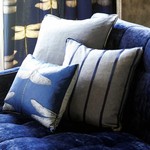 tkan_Harlequin_PALMETTO FABRICS_Harelquin-Palmetto-lois-fabric-stripe-cushion--blue-sofa_Tkani_Darom